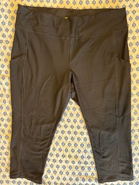 Black Capri Leggings with Side Pockets xersion 2X fitted
